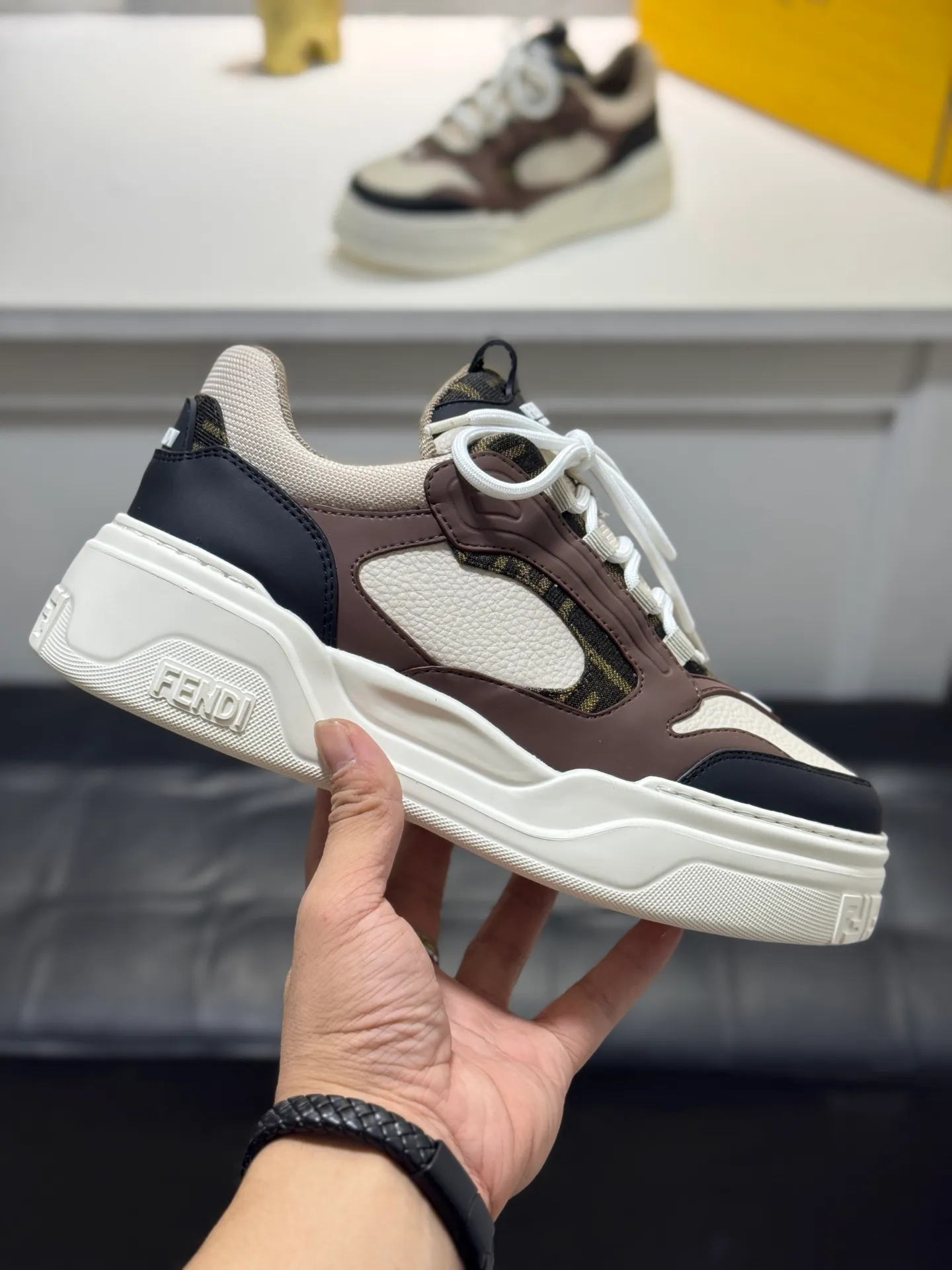FENDI Fendi high version latest Force series calfskin FF men's shoes 💰560 [new style] 🦥🦥 mesh round toe thick sole low-top sports sneakers, these Force lace-up low-top shoes. Made of white full-grain leather and white and brown smooth leather. Padded. Brown FF jacquard and yellow technical fabric details. Lightweight and thick white sole with FF pattern details on the toe and heel ✔️Fabric: Imported first-layer cowhide breathable mesh ✔️Inner lining: Customized breathable mesh ✔️Sole: Open-molded rubber foam material ✔️Sole thickness: 7CM Size: #Men's 38-44 (45 is custom-made and cannot be returned or exchanged